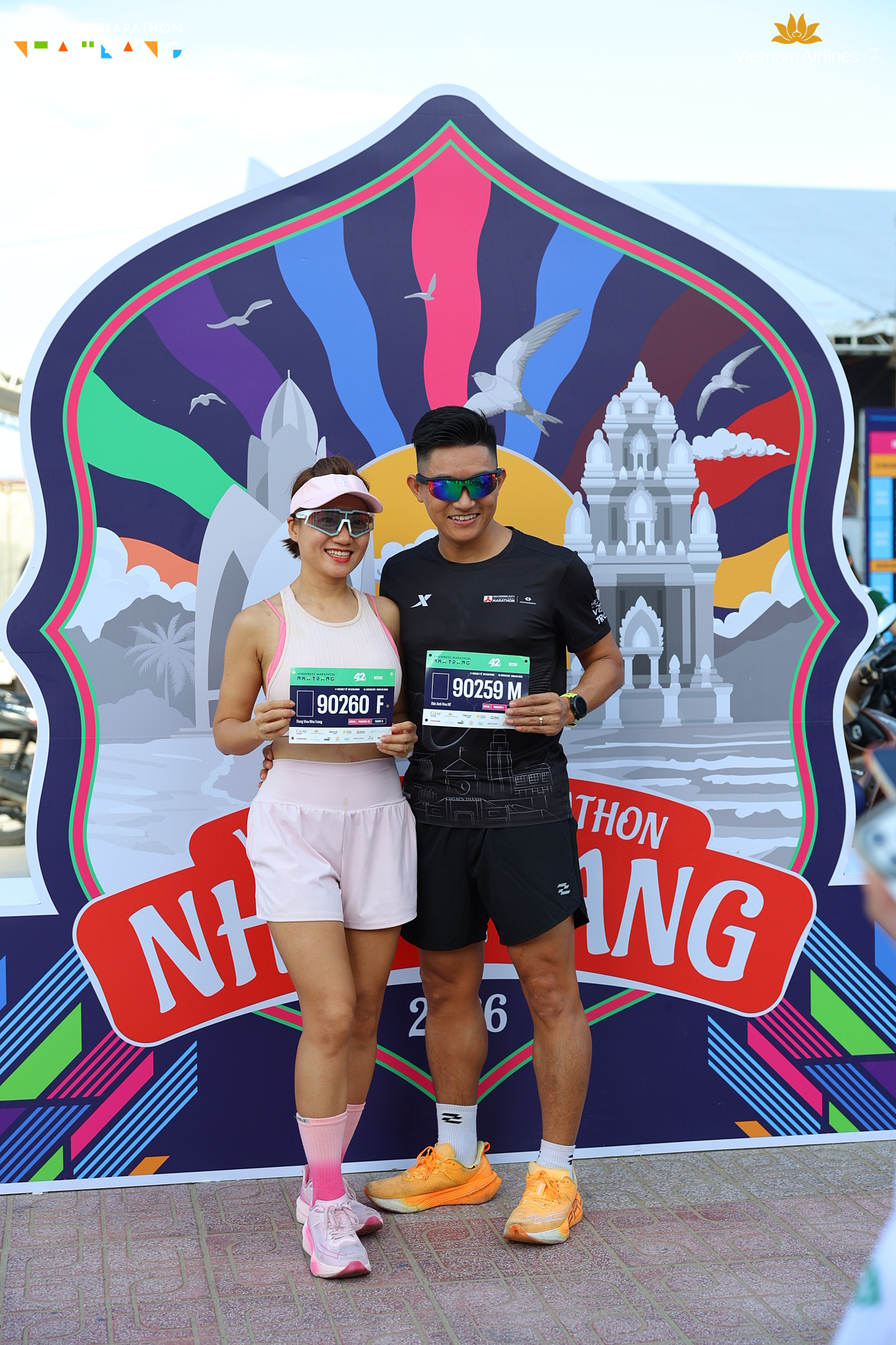 Nhận bib trước giờ xuất phát VnExpress Marathon Nha Trang